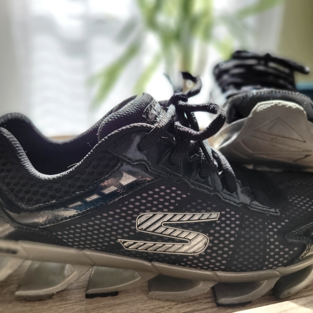 Skechers size 4 youth sneakers